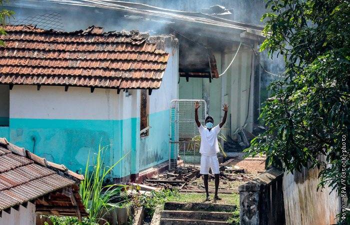 Заключенные одной из тюрем Шри-Ланки устроили "коронавирусный" бунт