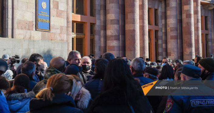 Служащие в Карабахе солдаты-срочники получат отпуск: итоги встречи в правительстве Армении