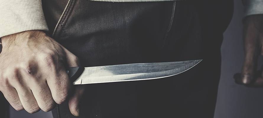 В Петрозаводске мужчина посреди дня напал на продавщицу с ножом, чтобы украсть бутылку водки