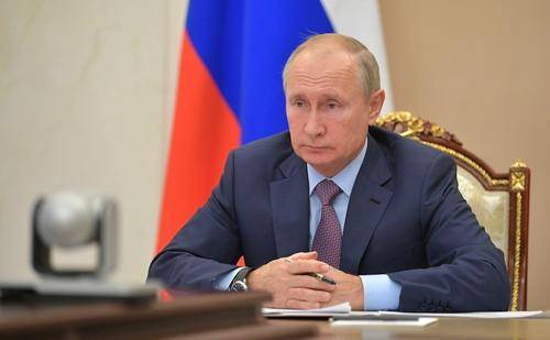 Путин потребовал, чтобы чиновники обратили внимание на проблемы с доходами населения
