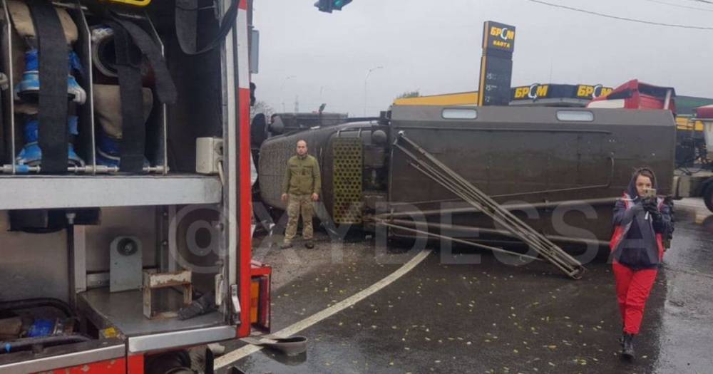 В Одессе в ДТП попали военные: грузовик перевернулся на бок (фото)