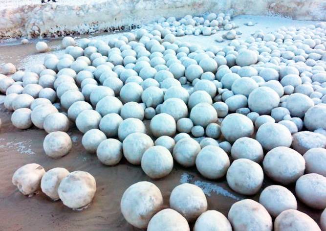 Тысячи снежных шаров усыпали побережье в России