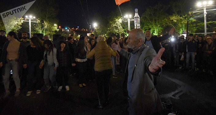 В Ереване протестующие против Пашиняна перекрыли центральный проспект