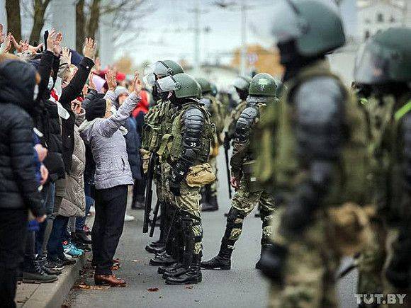 Протестующие в Минске пенсионеры «отправили» Лукашенко в Ростов (фото, видео)