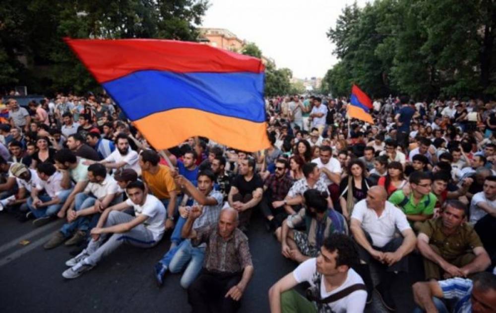 "Никол, уходи", - в Ереване сотни человек вышли на митинг против Пашиняна, полиция начала задержания