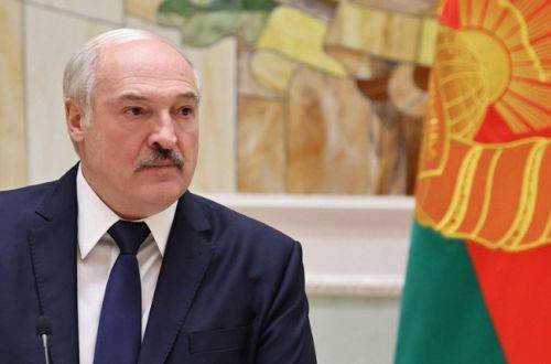 Лукашенко оконфузился, впервые надев медицинскую маску на людях