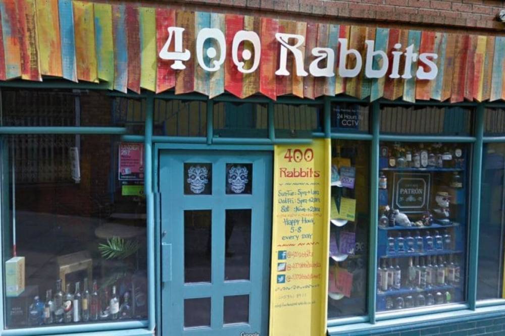 В Британии владелец бара "обиделся" на введенные ограничения и предложил посетителям стать прихожанами новой церкви "400 кроликов"