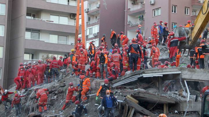 Число погибших при землетрясении на западе Турции возросло до 76