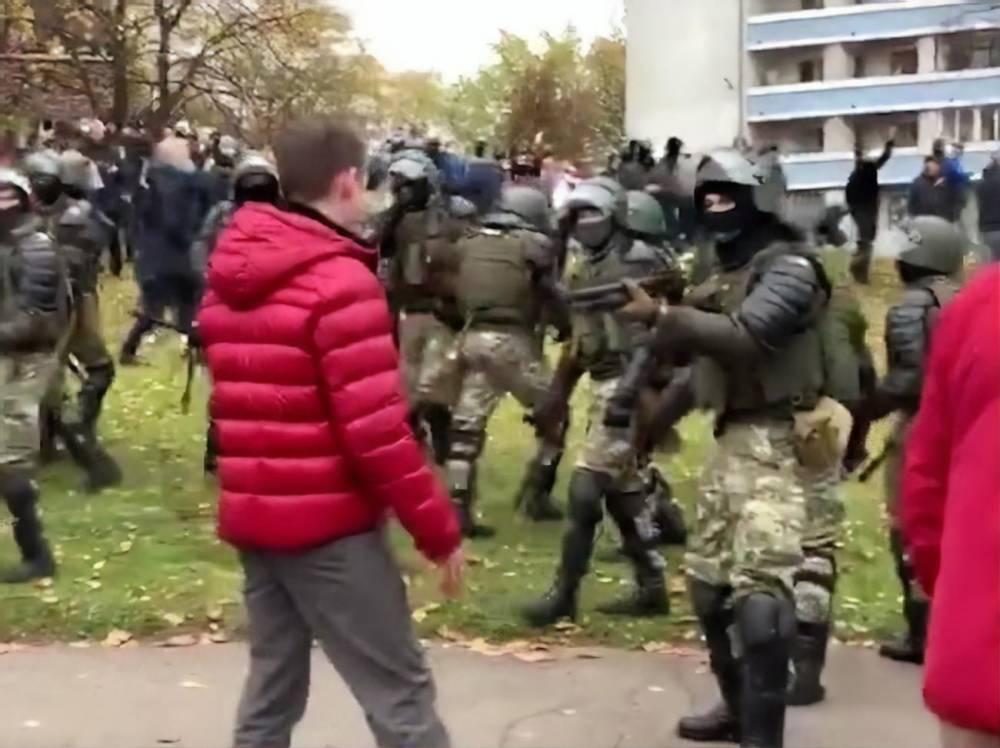 В Минске силовик наставил оружие на протестующего. Тот расстегнул куртку и крикнул: "Стреляй!"