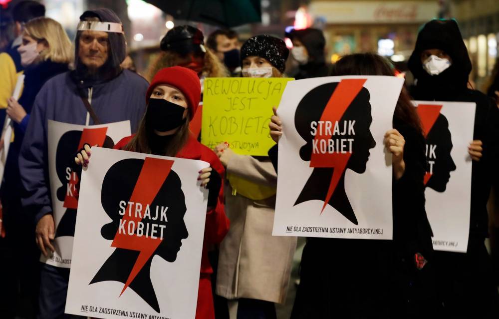 Протесты вынудили польские власти отложить введение запрета на аборты