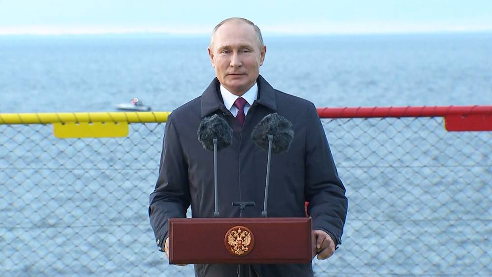 Путин принял участие в поднятии флага на ледоколе "Виктор Черномырдин"