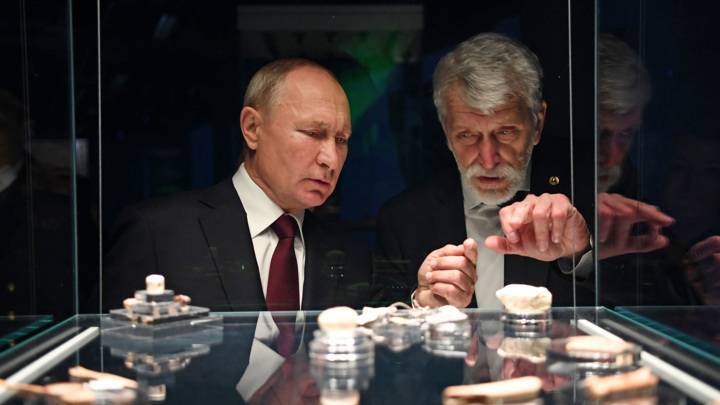 Путин побывал в подземном музее и послушал обновленные куранты