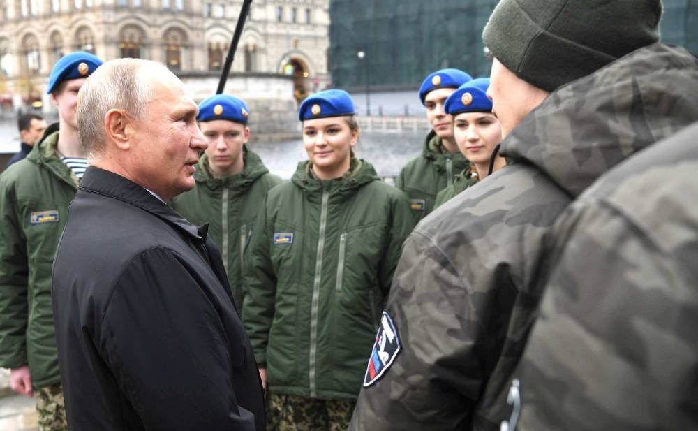 В День народного единства Путин возложил цветы к памятнику Минину и Пожарскому