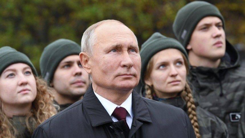 Путин оценил обновленный колокольный звон курантов Спасской башни