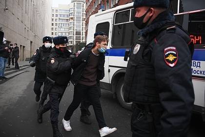 В центре Москвы задержали десятки участников несанкционированного «Русского марша»
