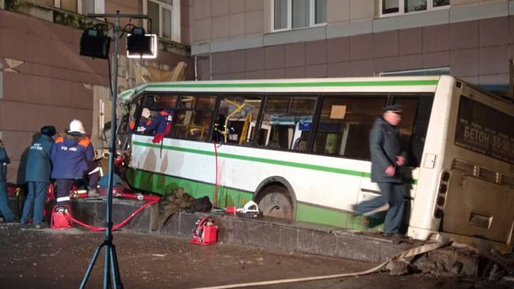 Уточненные данные по ДТП с автобусом в Новгороде: двое погибших, десять пострадавших