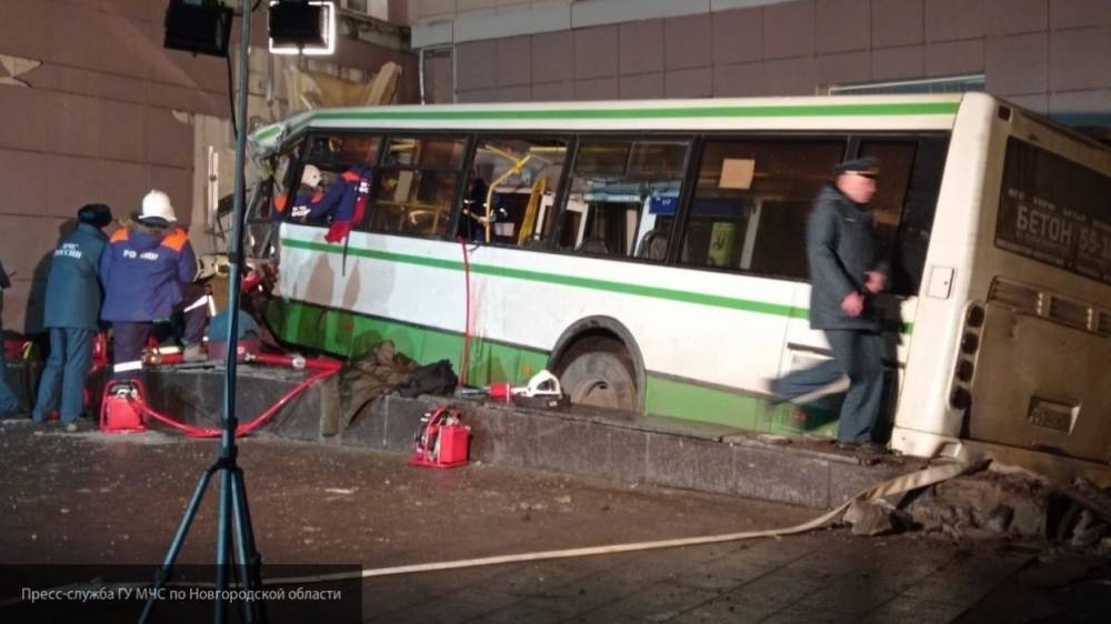Погибшим водителем автобуса в Великом Новгороде оказалась женщина