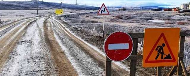 В Анадыре ремонтируют дорогу, которую разбили нефтевозы