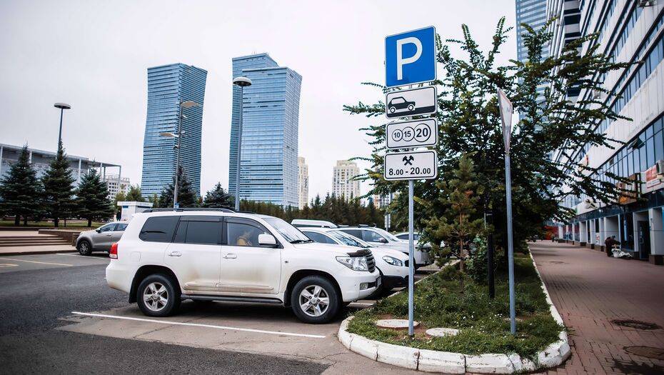 Акимат Нур-Султана заявил, что деньги за "незаконные" платные парковки оператор присвоил себе, в компании это отрицают