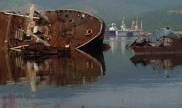 Минтранс сообщил об отсутствии денег на ликвидацию «кладбища кораблей» у берегов Магадана