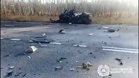 На трассе в Башкирии иномарка столкнулась с тремя большегрузами: Водитель и его пассажирка скончались