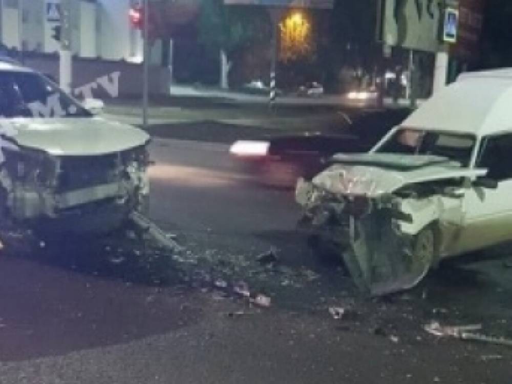 В Мелитополе на перекрестке столкнулись «Таврия» и Lexus: у авто сильные повреждения
