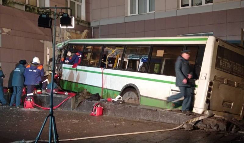 Автобус в Новгороде протаранил стену университета, двое погибли