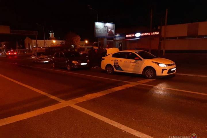 25-летний пассажир такси травмировался в массовом ДТП в Волгограде