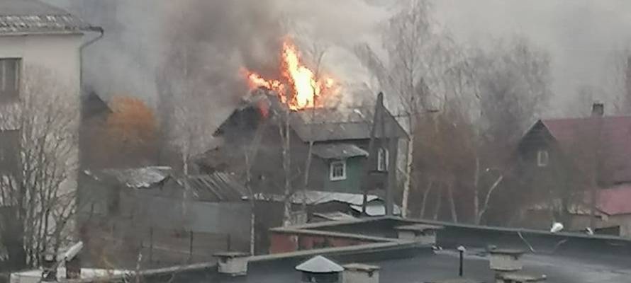 Крупный пожар произошел в деревянном доме в Петрозаводске (ФОТО и ВИДЕО)
