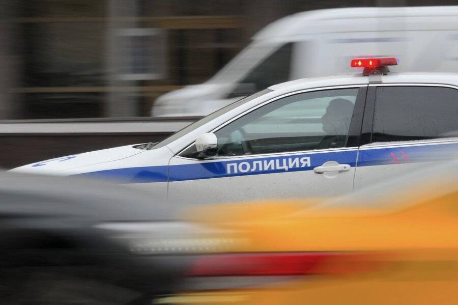 Полиция Москвы проверяет информацию о мужчине, угрожающем зарубить жену