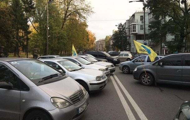 Вблизи украинского правительства полиция заблокировала «евробляхеров», которые перекрыли улицу Грушевского