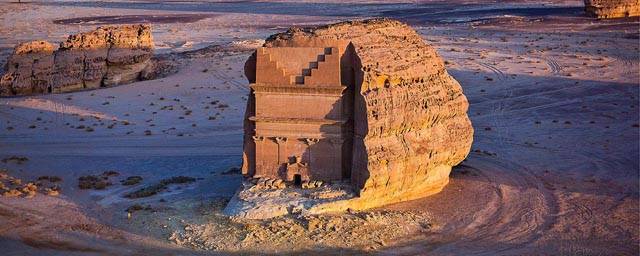 В горе Аравийской пустыни построят отель класса-люкс