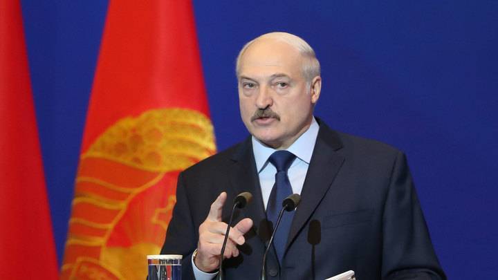 Лукашенко пригрозил врачам, чьи глаза "позеленели от валюты"