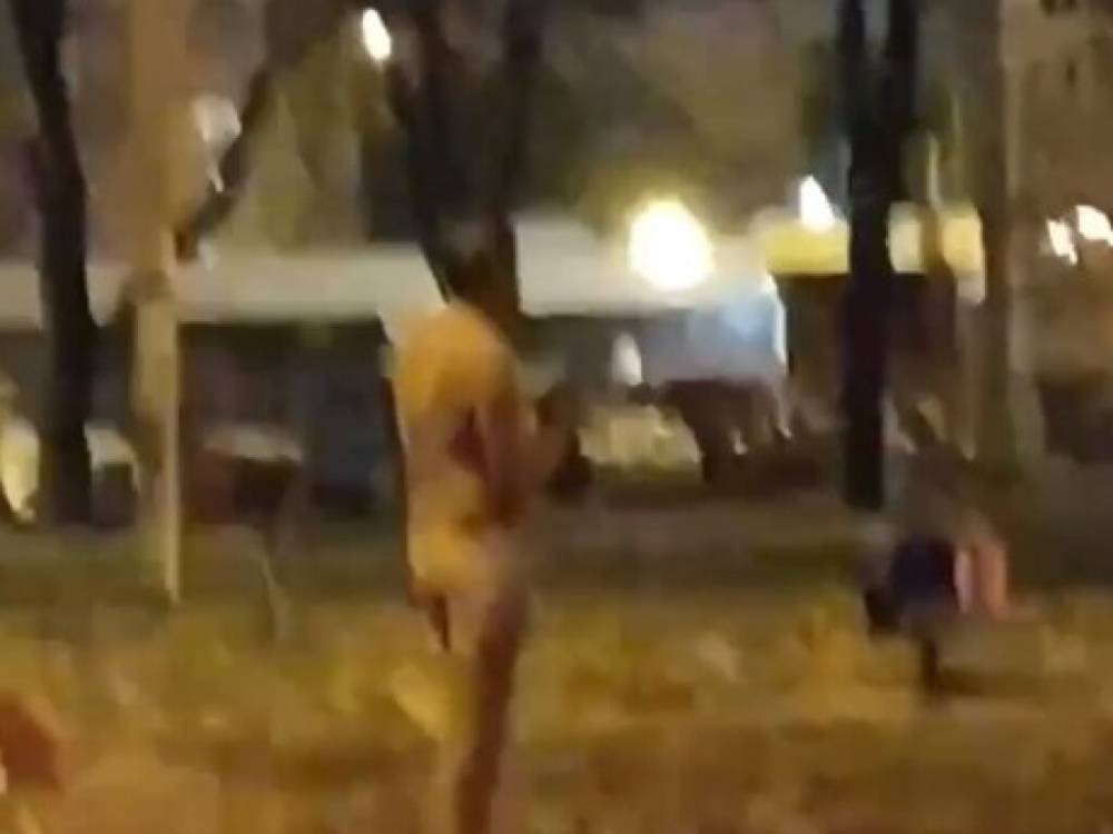 В Харькове посреди улицы стоял голый мужчина