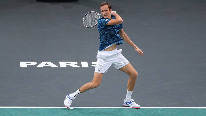 Даниил Медведев вышел в четвертьфинал турнира в Париже