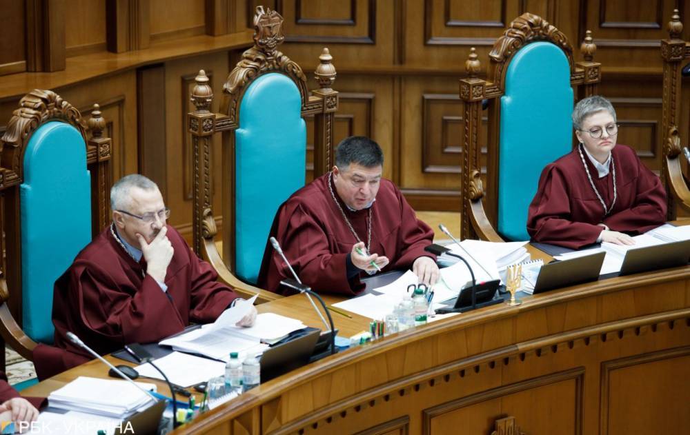КСУ объявил перерыв по делу о "земельных" статьях в Конституции
