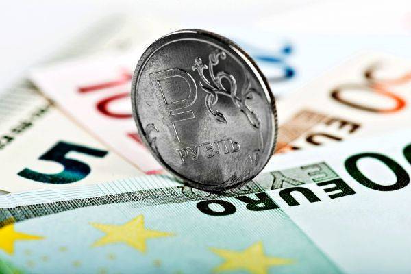 Рубль перешёл в наступление: евро упал ниже 91, доллар — 77