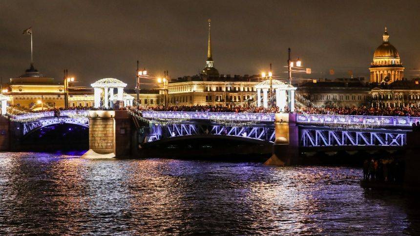 Из-за шторма в Петербурге отменили разводку мостов