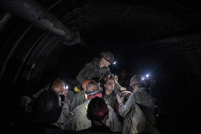 Противовзрывные перемычки устанавливают на шахте в Коми, где пятые сутки тушат пожар