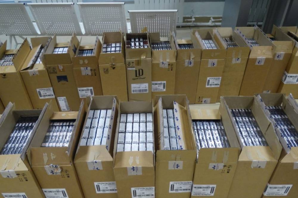 Дипломат из Молдовы пытался вывезти из Украины 3 500 пачек сигарет