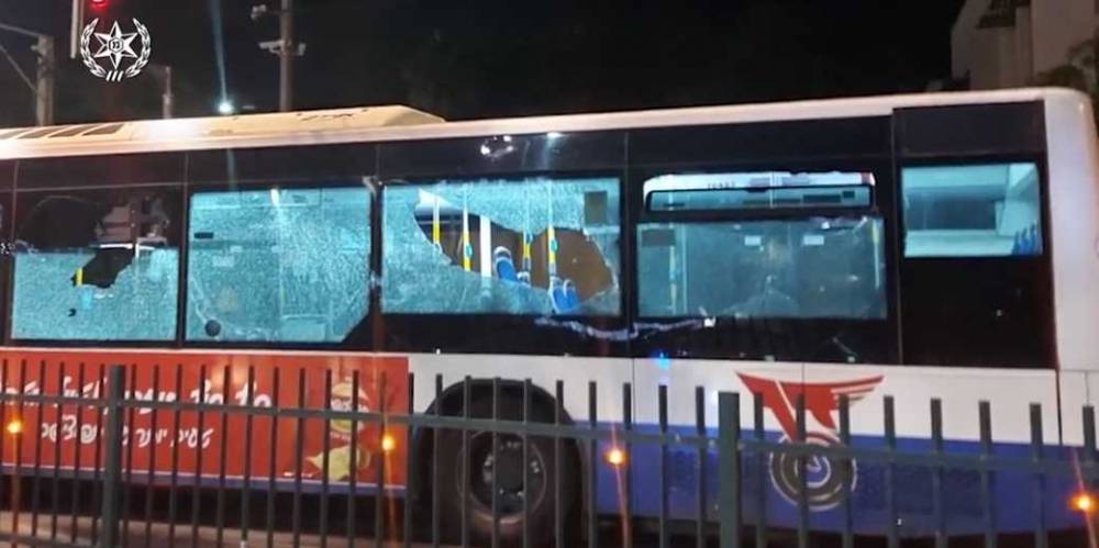 Подростки из Яффо забросали камнями автобус и убежали. Но были задержаны