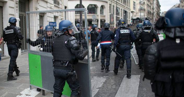 Мужчина, вооруженный ножом, задержан около школы под Парижем - глава МВД Франции