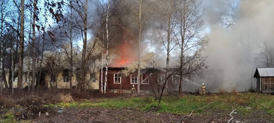 Огонь охватил здание поселковой администрации в Карелии (ФОТО)
