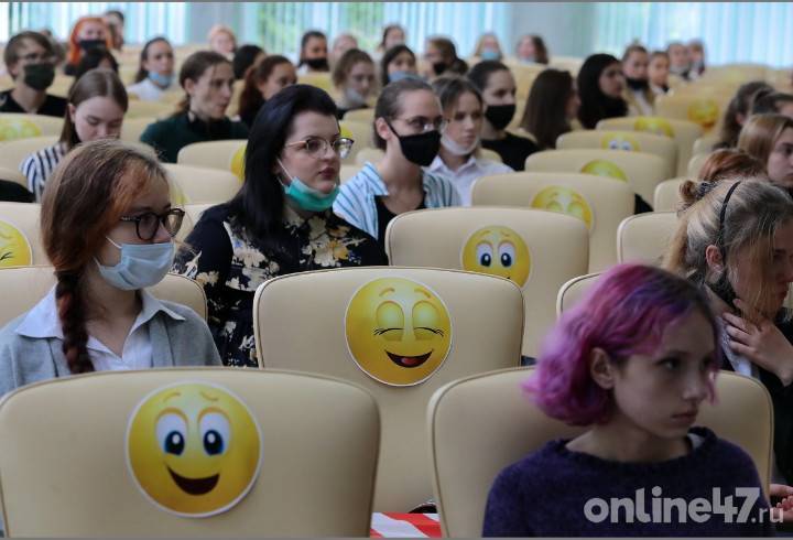 С понедельника в школах Петербурга введут смешанную форму обучения