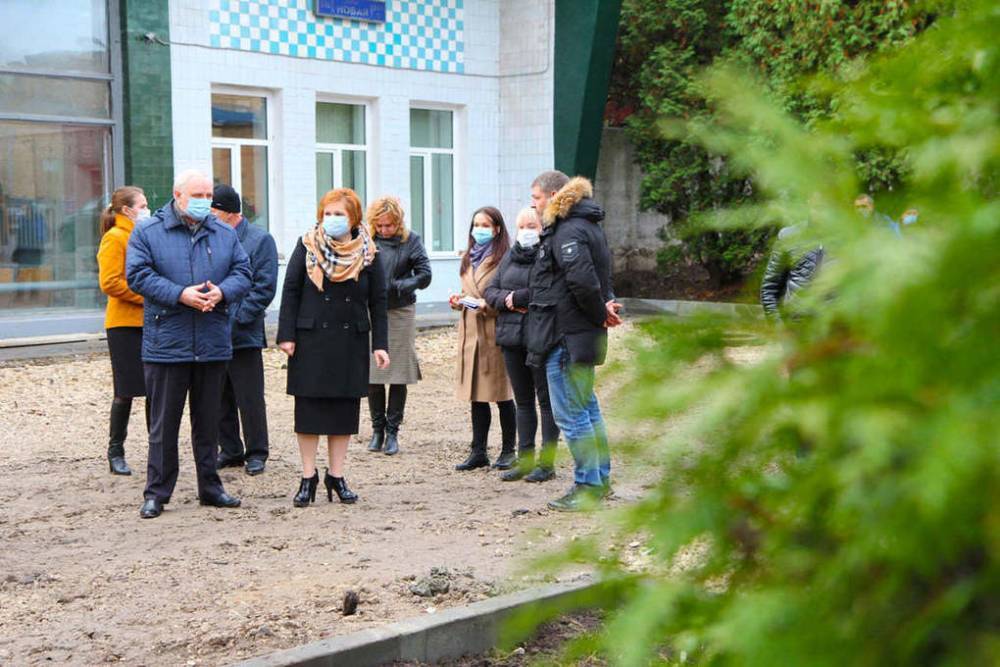 Елена Сорокина проконтролировала благоустройство сквера на улице Новой