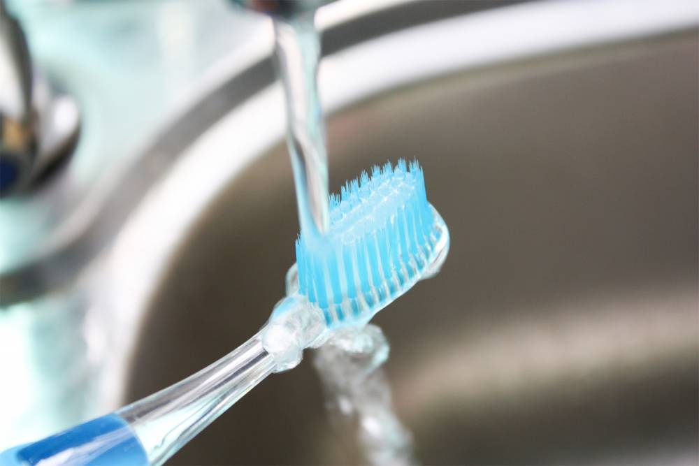 Специалисты рассказали, нужно ли менять зубную щетку после ОРВИ