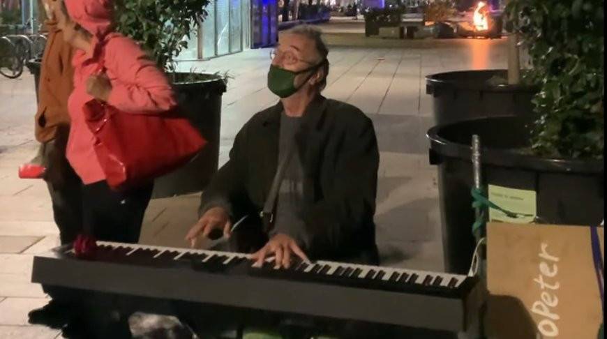 Уличный пианист не прервал игру, даже когда у него за спиной начались беспорядки и стрельба - видео