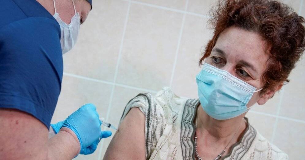 В Москве в выходные начнут вакцинировать от коронавируса людей из групп риска