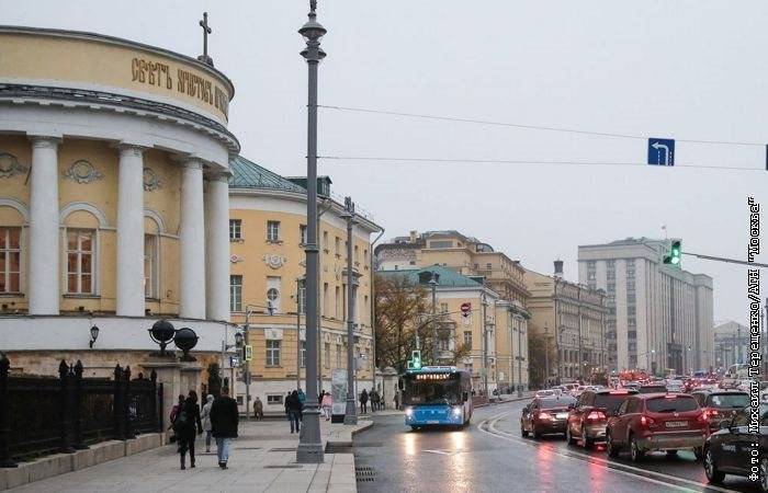 Московским автомобилистам полностью запретили проезд по выделенкам