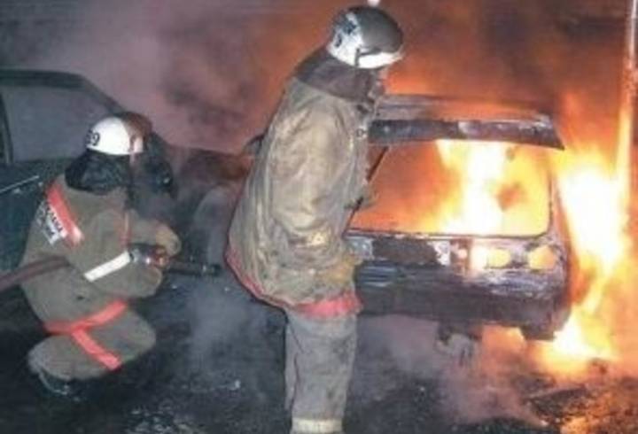Только каркас остался от сгоревшей в Петербурге BMW
